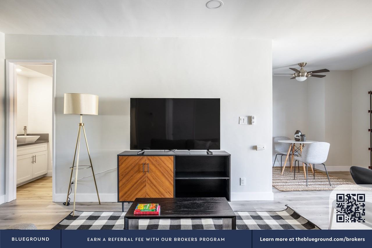 330 North Crescent Drive - Photo 5 of 38