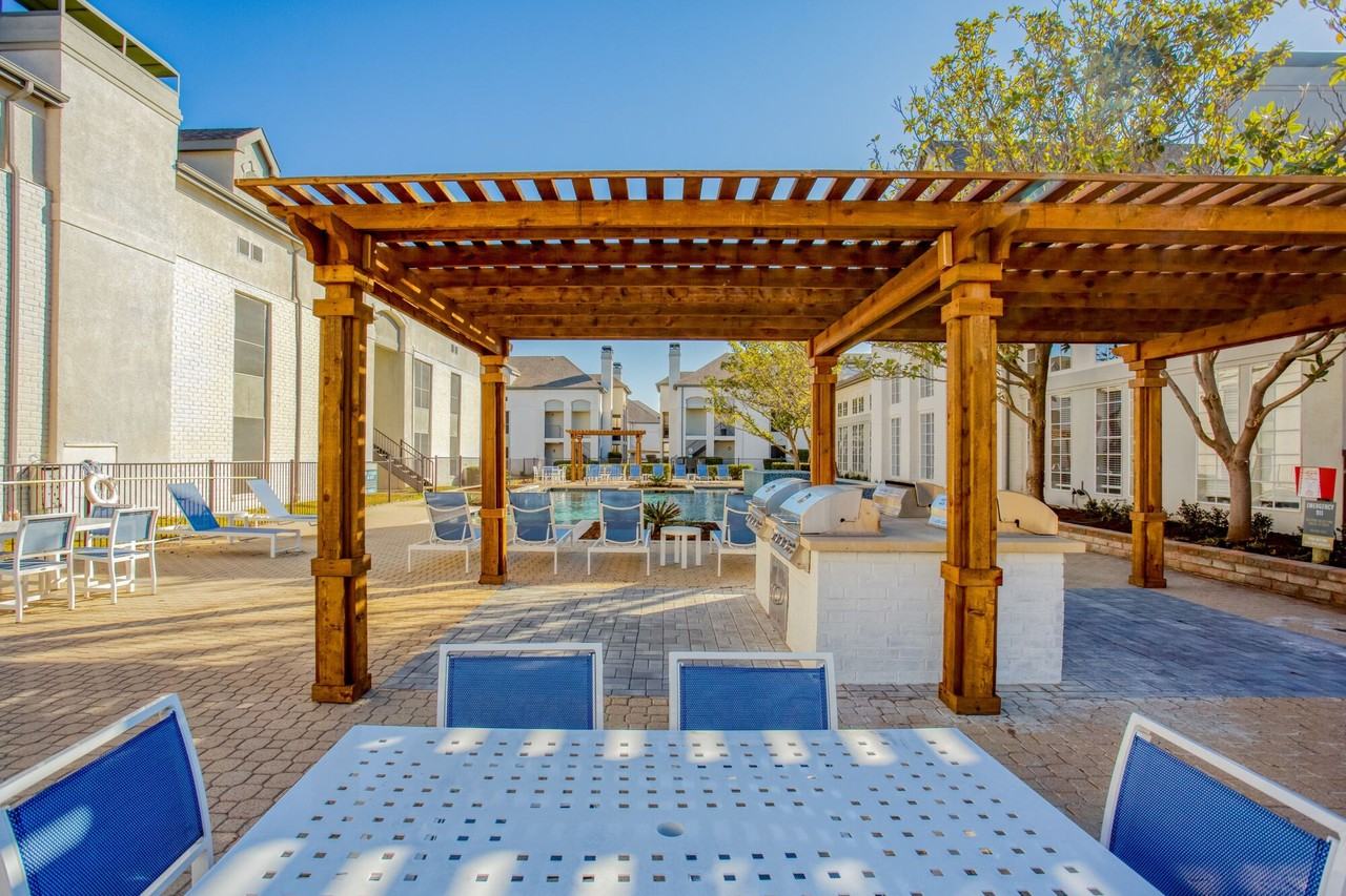 Verlaine on the Parkway - Photo 3 of 23