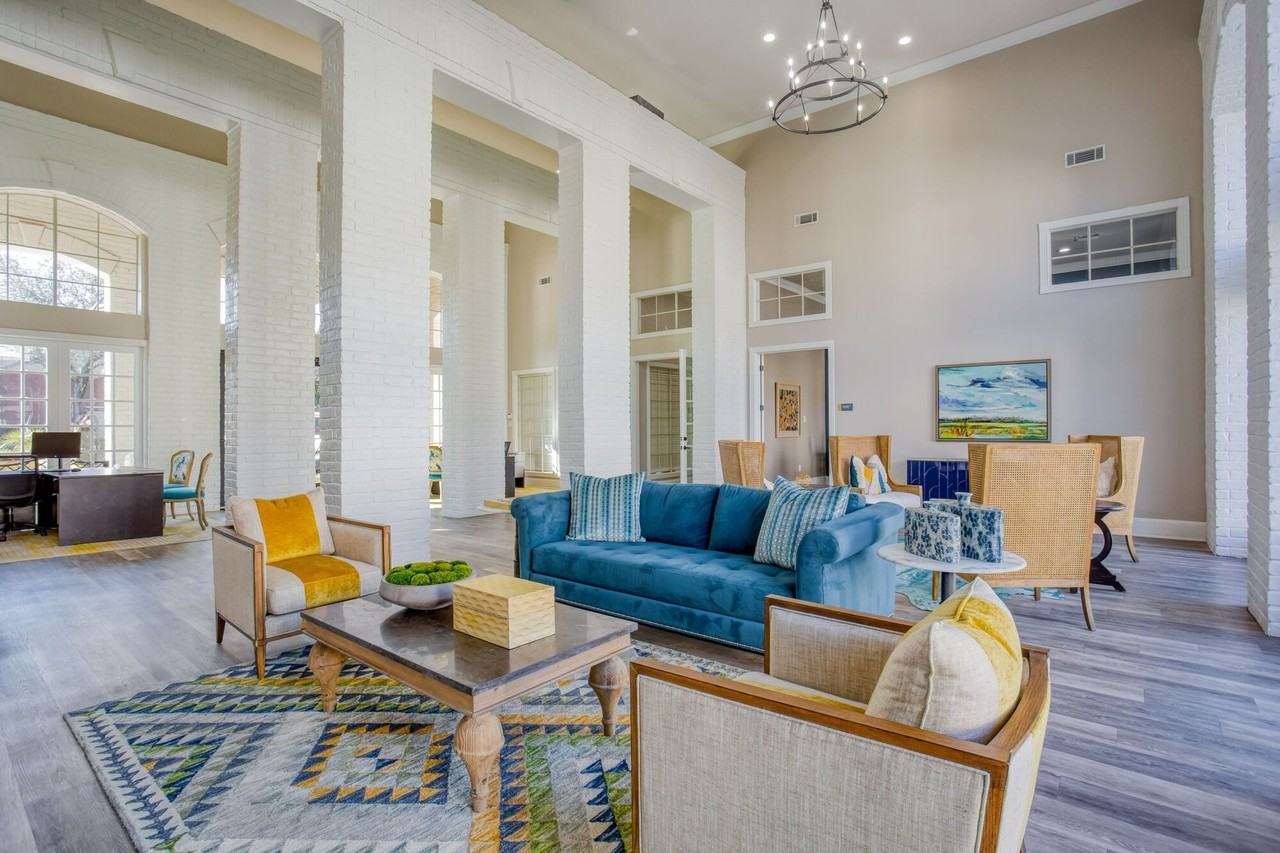 Verlaine on the Parkway - Photo 4 of 23