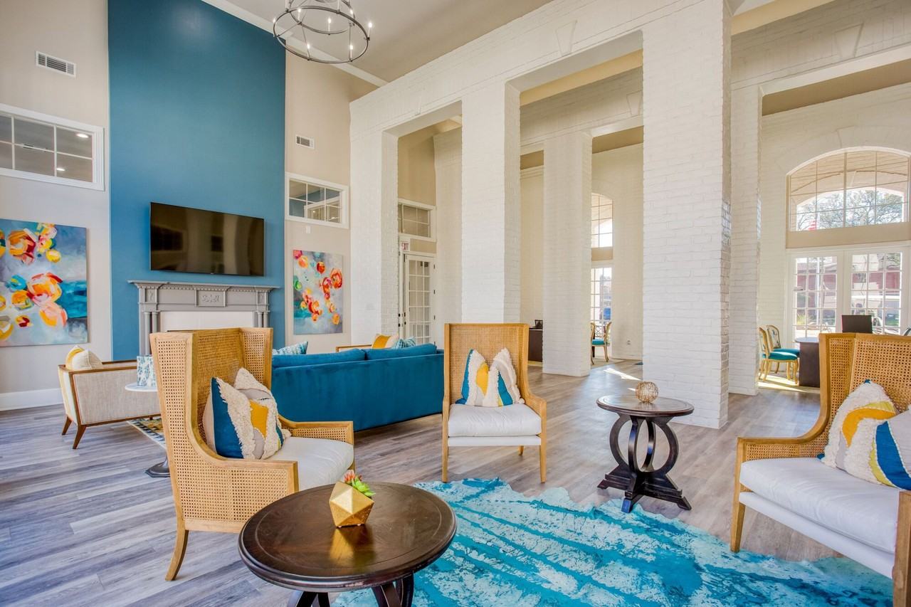 Verlaine on the Parkway - Photo 5 of 23