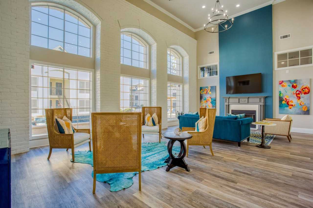 Verlaine on the Parkway - Photo 6 of 23