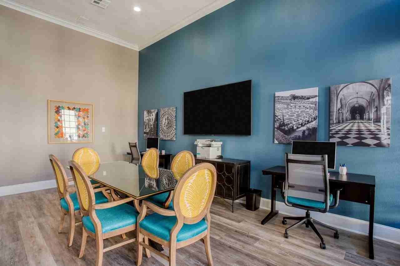 Verlaine on the Parkway - Photo 7 of 23