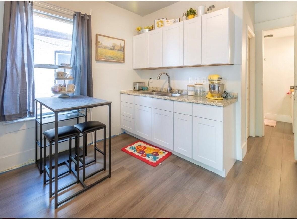 341 32nd Street Upper - Photo 2 of 5