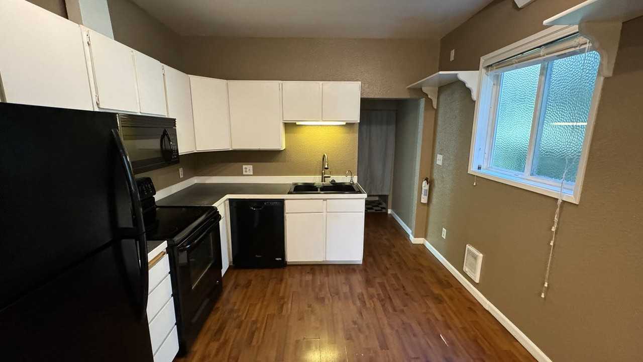 322 24th Avenue East, Unit B - Photo 3 of 8