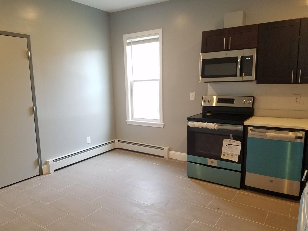 424 Bowdoin St #3ROOM3 - Photo 2 of 10