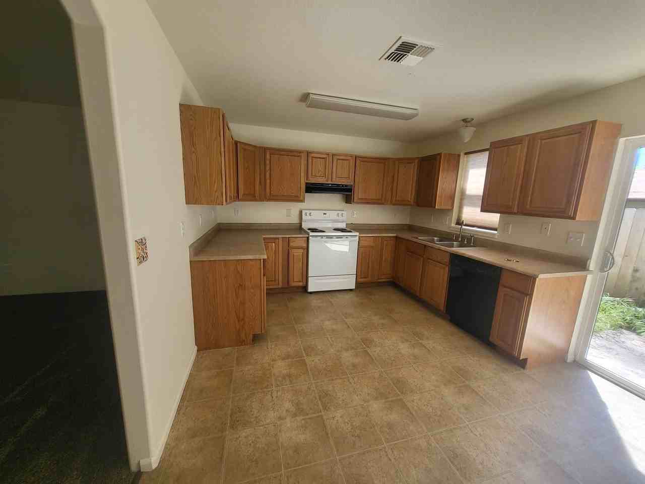 FH2218 - 2 - Photo 2 of 15