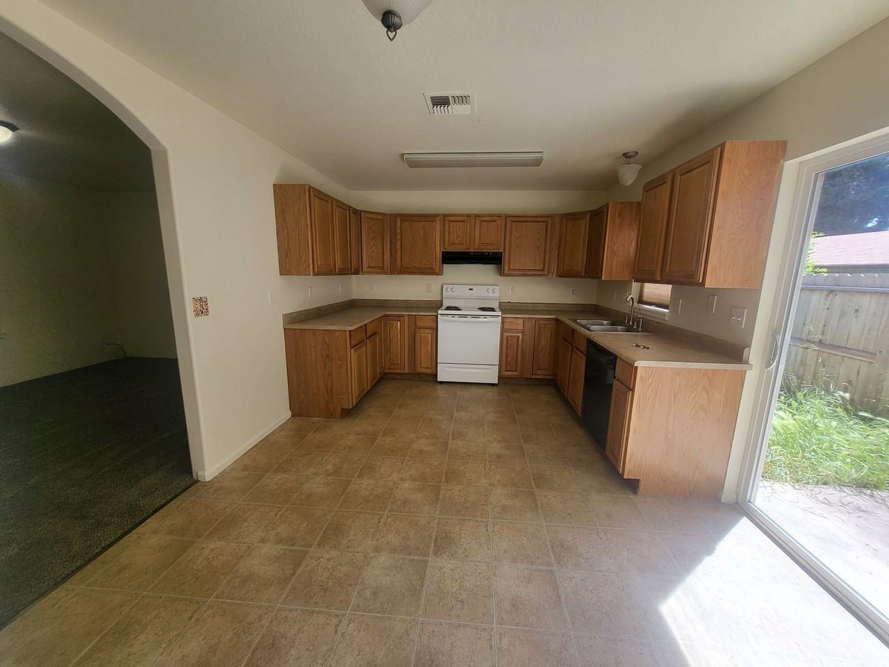 FH2218 - 2 - Photo 3 of 15