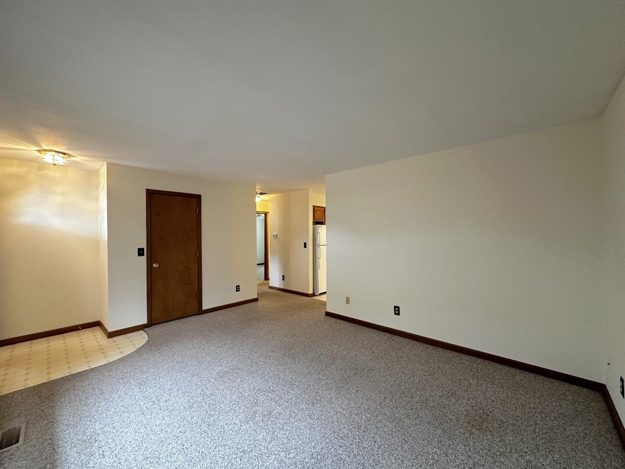 160 W College St - Photo 2 of 16