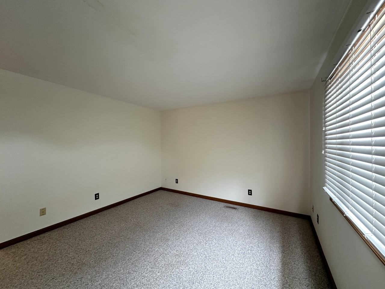 160 W College St - Photo 3 of 16