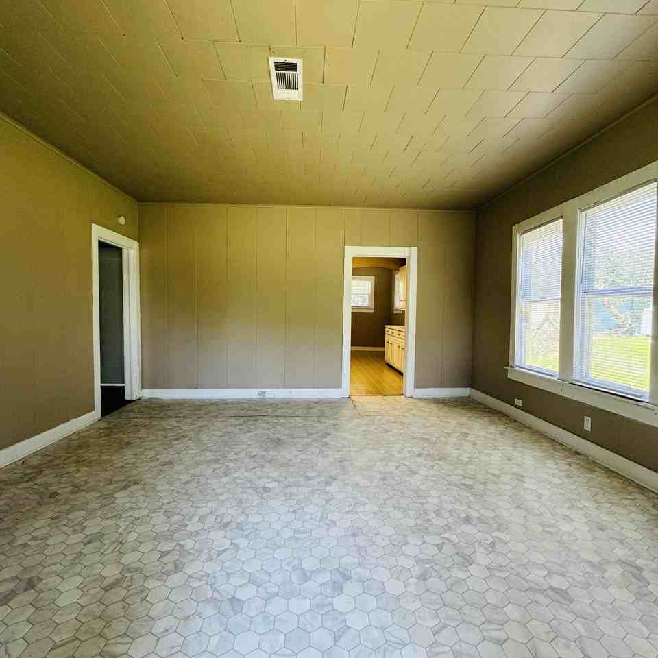 4049 Procter St - Photo 2 of 14