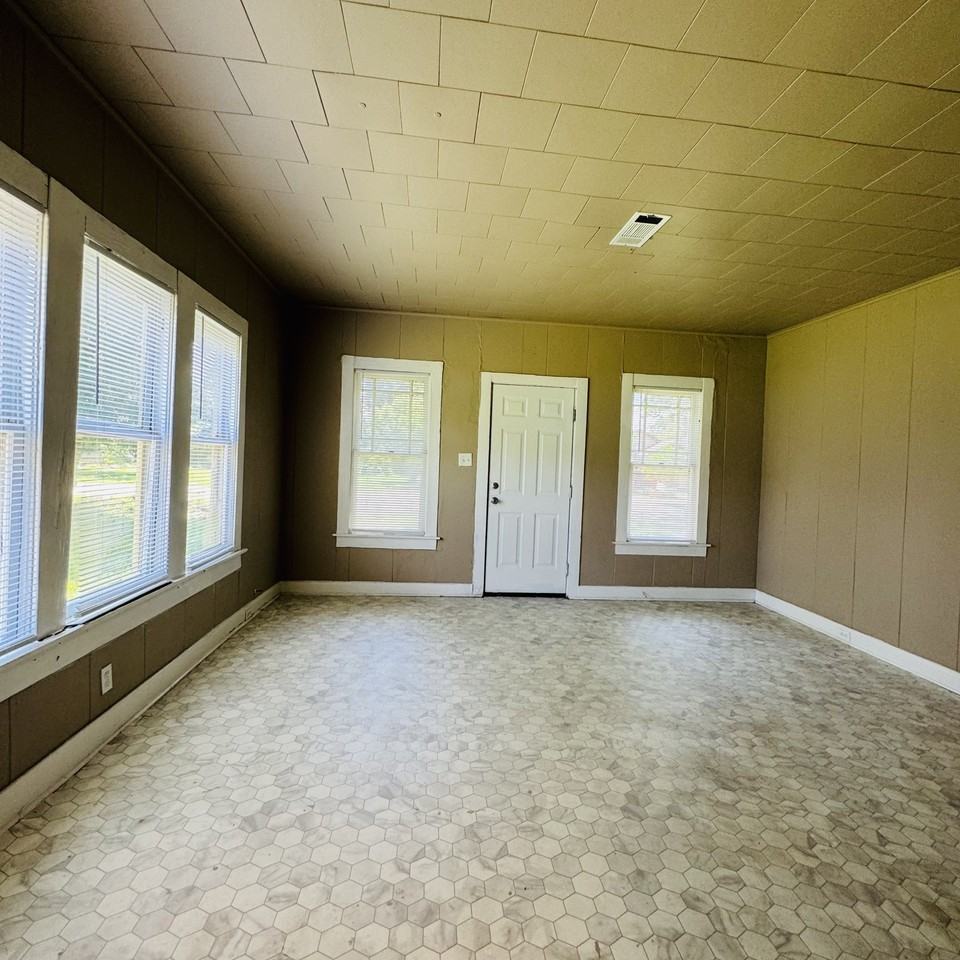 4049 Procter St - Photo 3 of 14