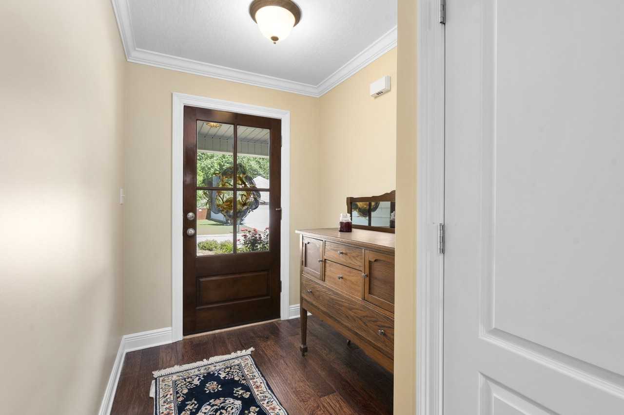 22 Montrose Ct - Photo 4 of 18