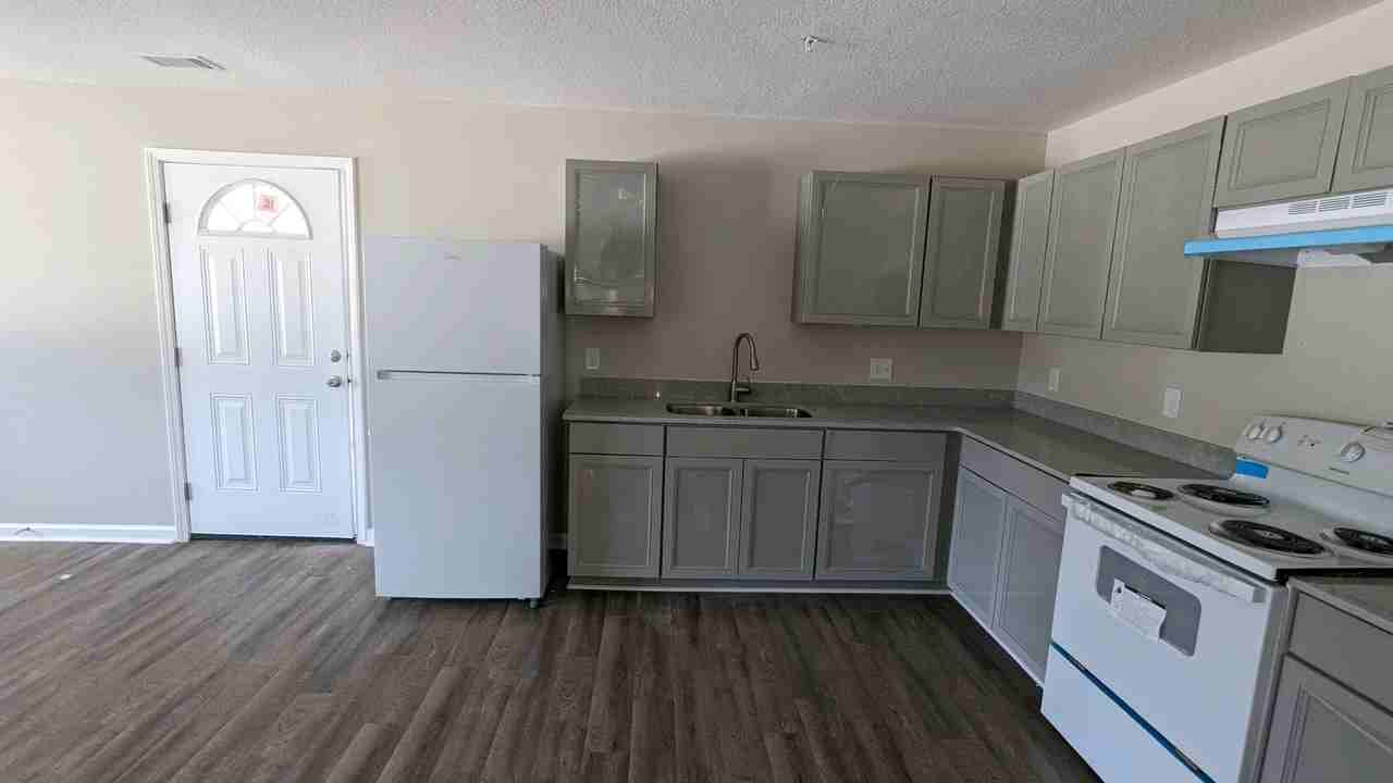 1474 Kelly Dr - Photo 3 of 9