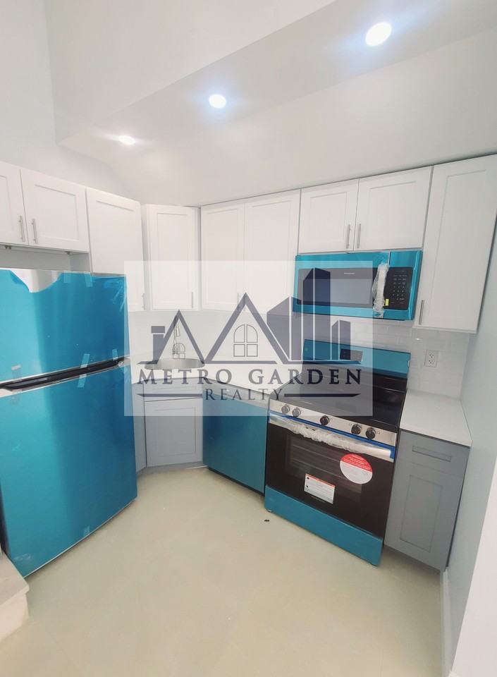 67-39 Clyde Street #PH-H - Photo 4 of 20