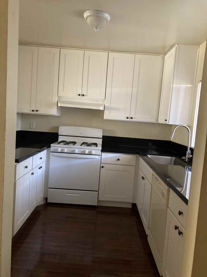 Elm Ave Apartments - Photo 5 of 10