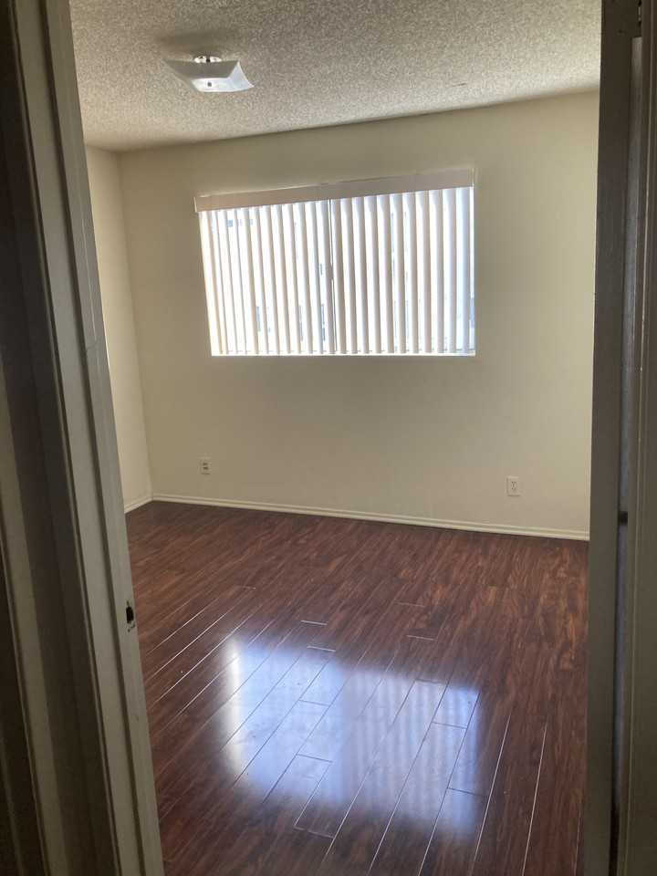 Elm Ave Apartments - Photo 6 of 10