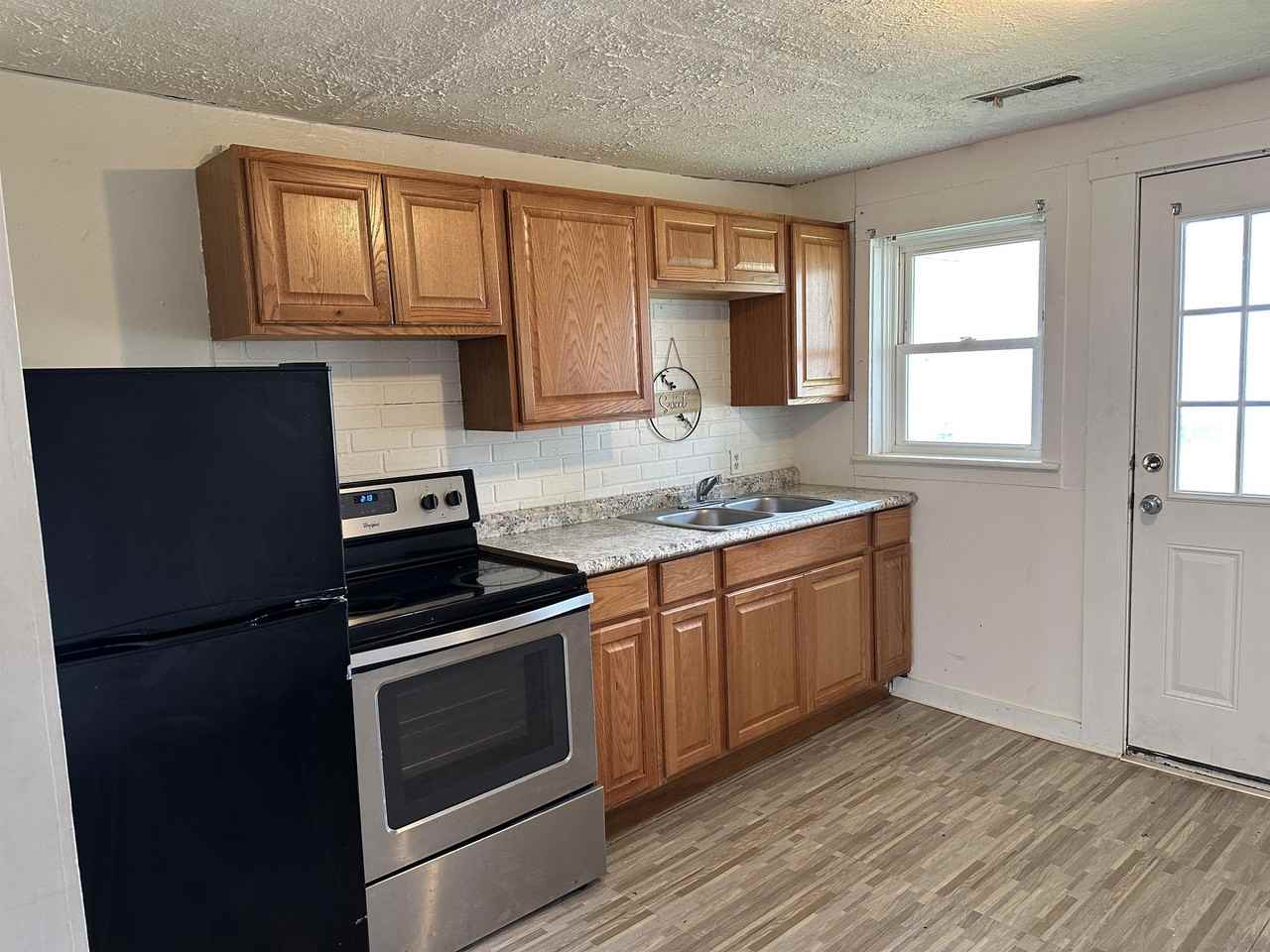 202 Myres St - Photo 2 of 8