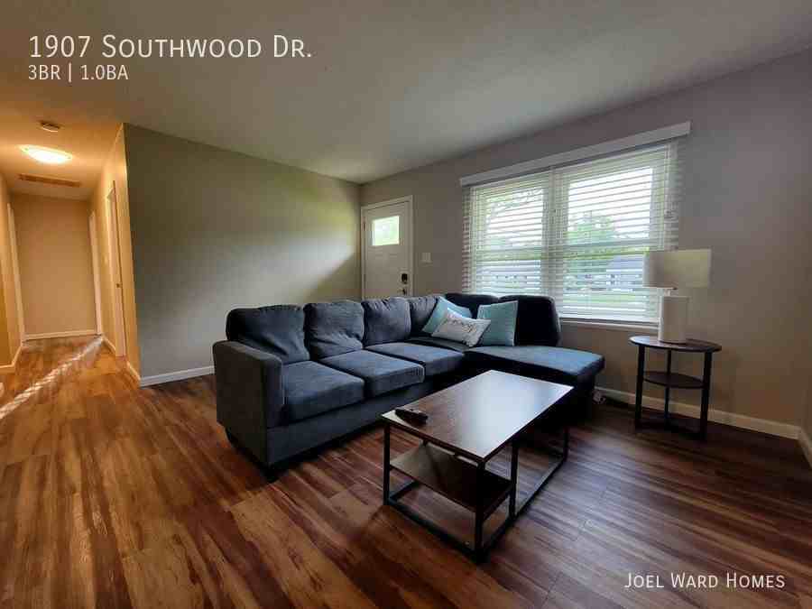 1907 Southwood Dr - Photo 3 of 15