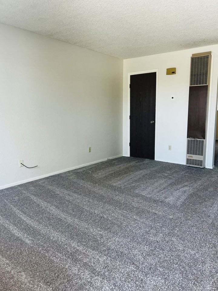 195 N Broadway St - Photo 2 of 8