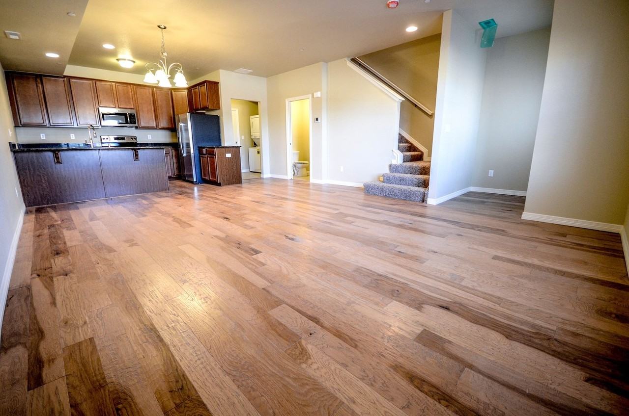 3836 Manhattan Ave - Photo 7 of 33