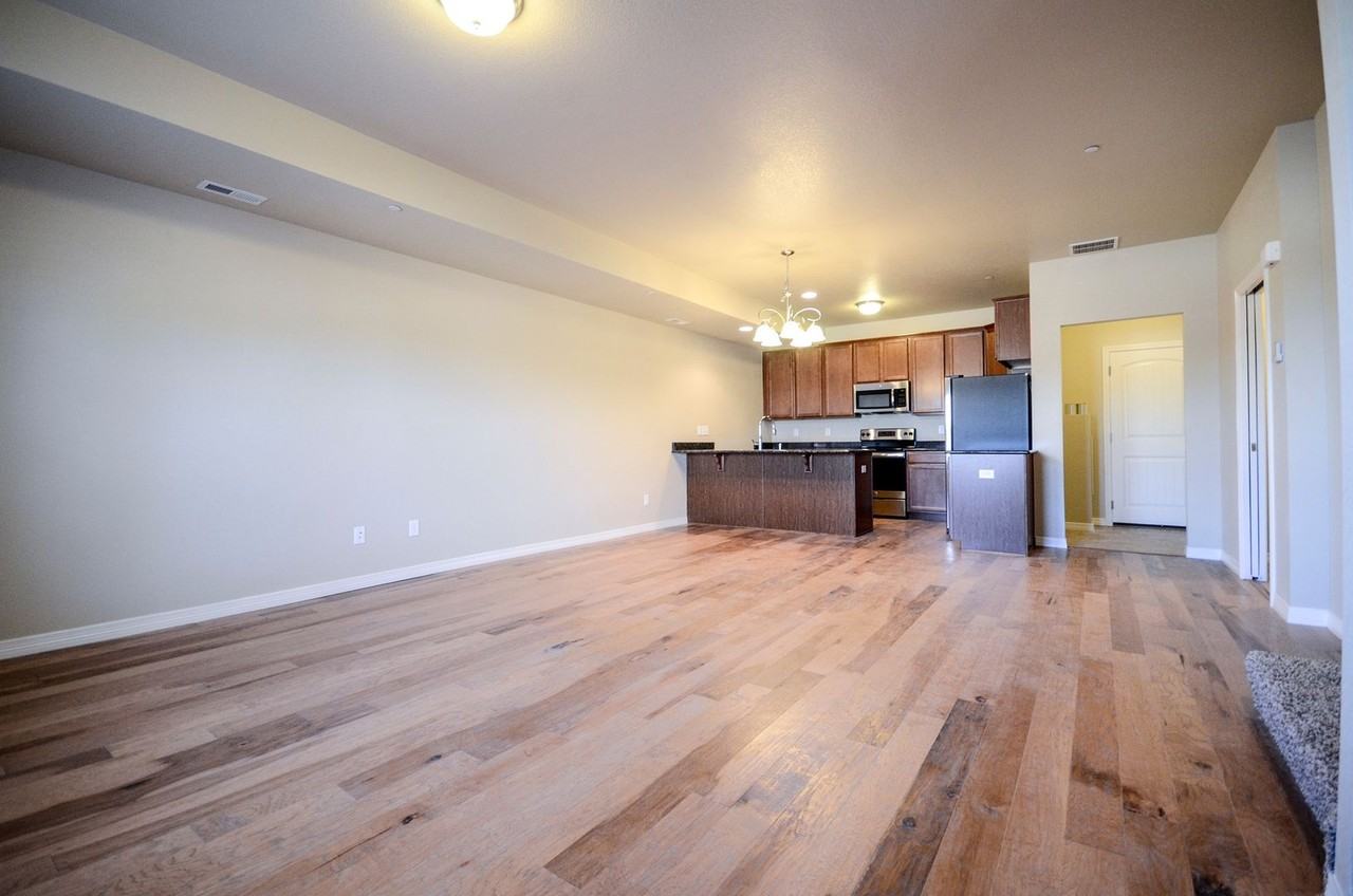 3836 Manhattan Ave - Photo 5 of 33