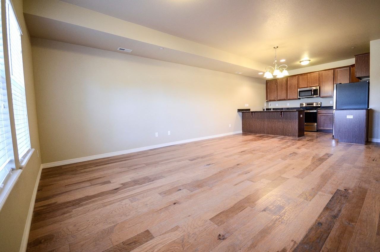 3836 Manhattan Ave - Photo 6 of 33