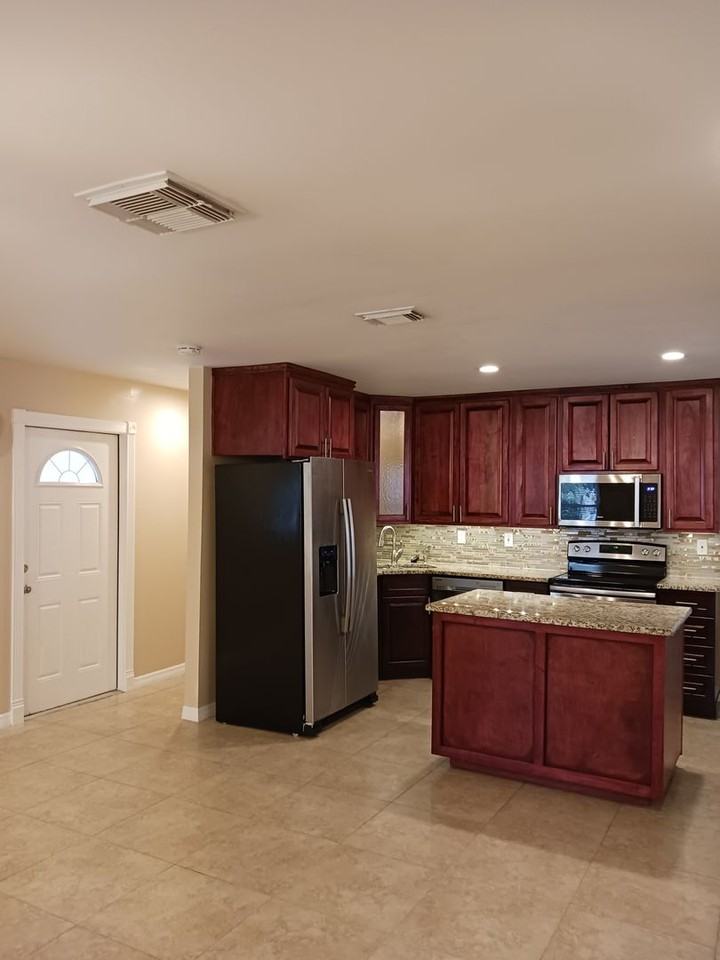 300 Tulane Dr - Photo 3 of 23