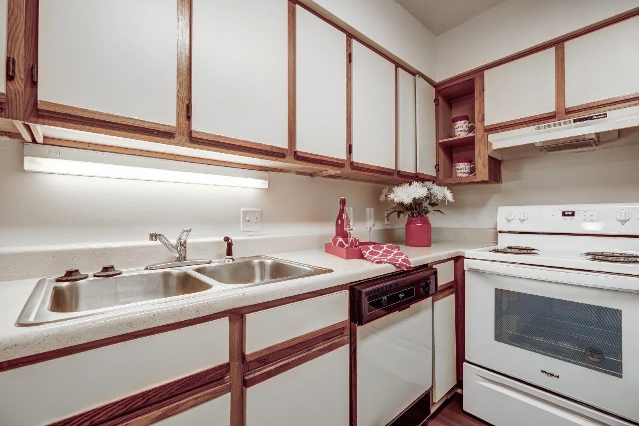 River Park Tower Apartment Homes - Photo 3 of 28