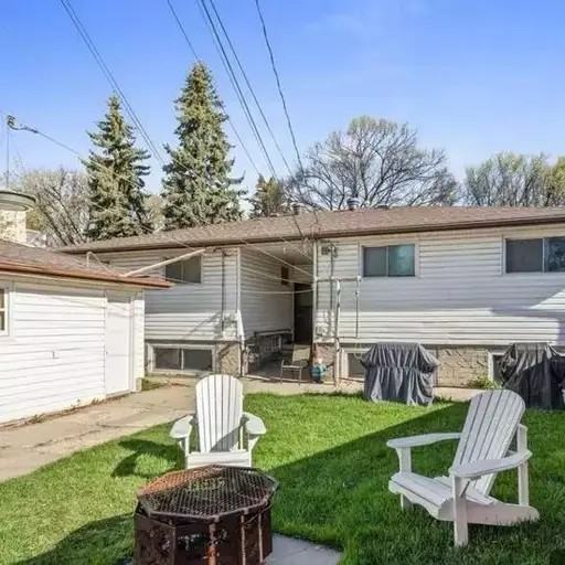 8063 95 Ave Nw - Photo 2 of 7