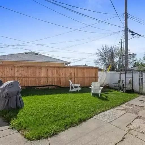 8063 95 Ave Nw - Photo 3 of 7