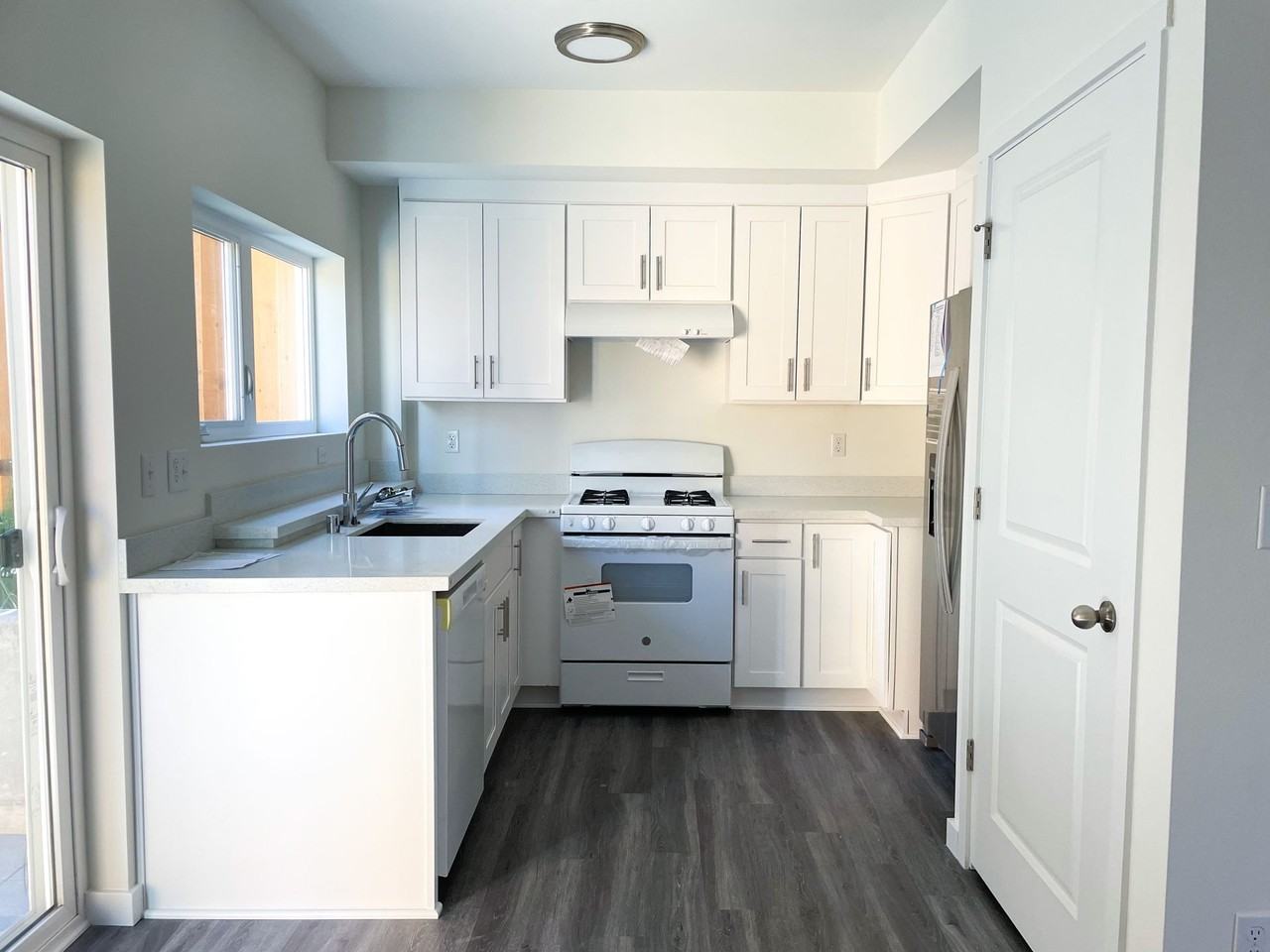 Iris Apts 6B3.5B is Now Leasing! - Photo 2 of 12