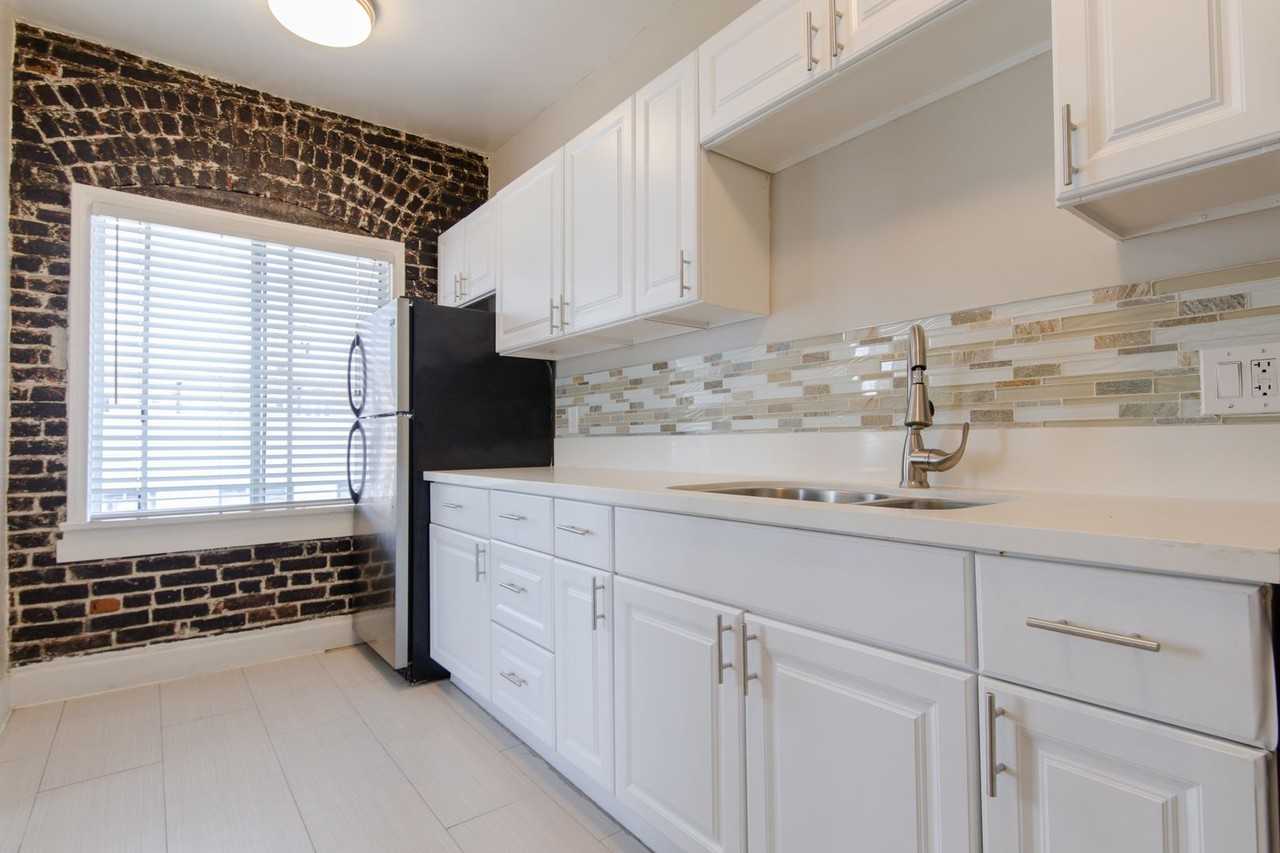 8th Street Apartments | Gorgeous Newly Remodeled One Bedroom and Studios - Photo 3 of 24