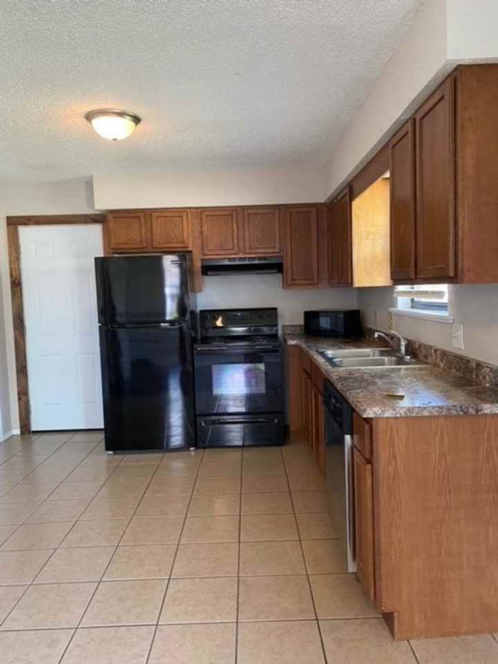 1443 N Wabash Ave - Photo 3 of 13