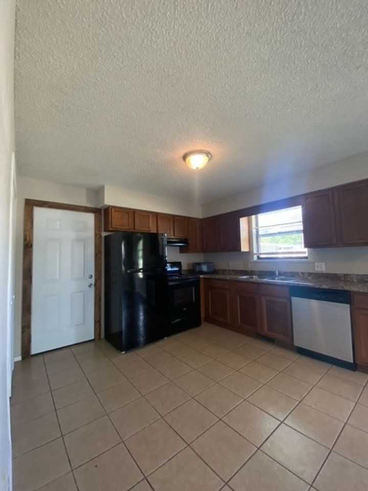 1443 N Wabash Ave - Photo 4 of 13
