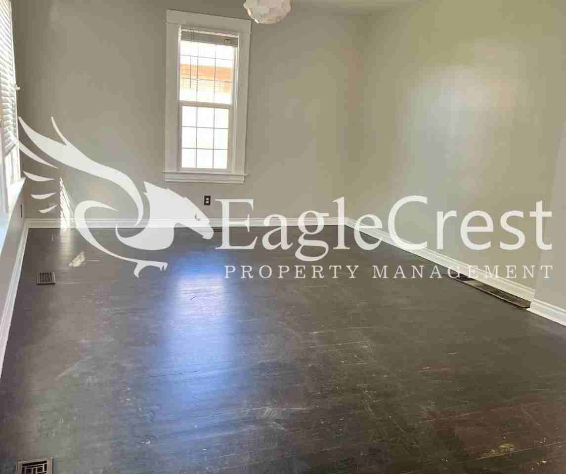 613 Locust St - Photo 3 of 21