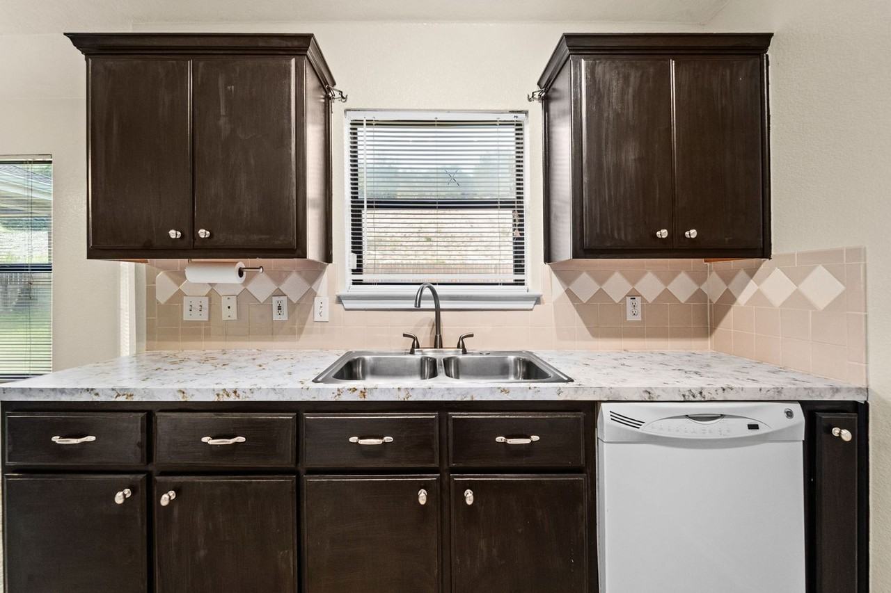 1908 Cline Dr - Photo 2 of 16