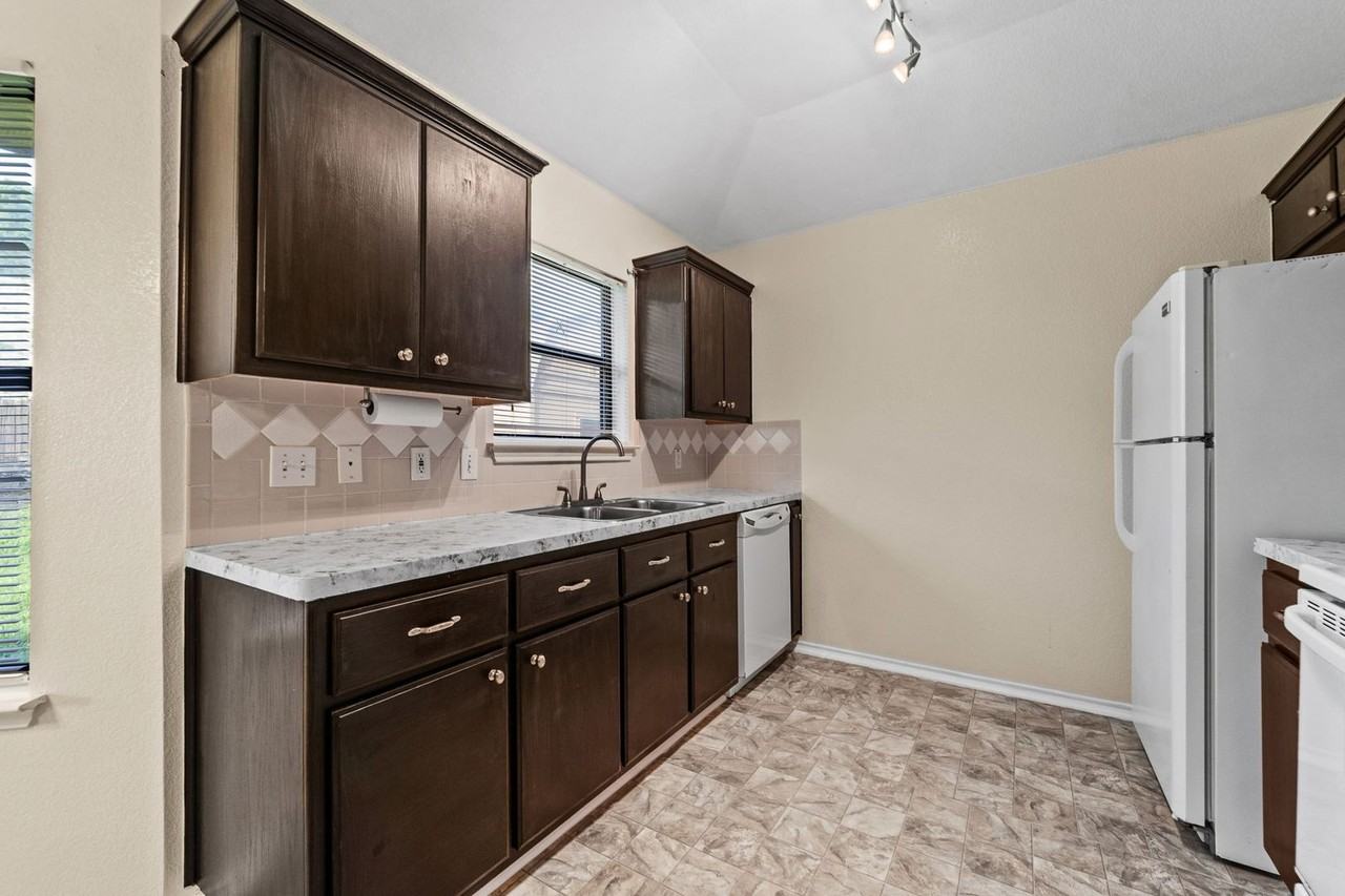 1908 Cline Dr - Photo 3 of 16