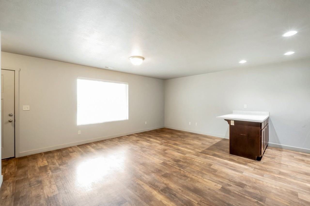 732 E 150 N - Photo 4 of 24