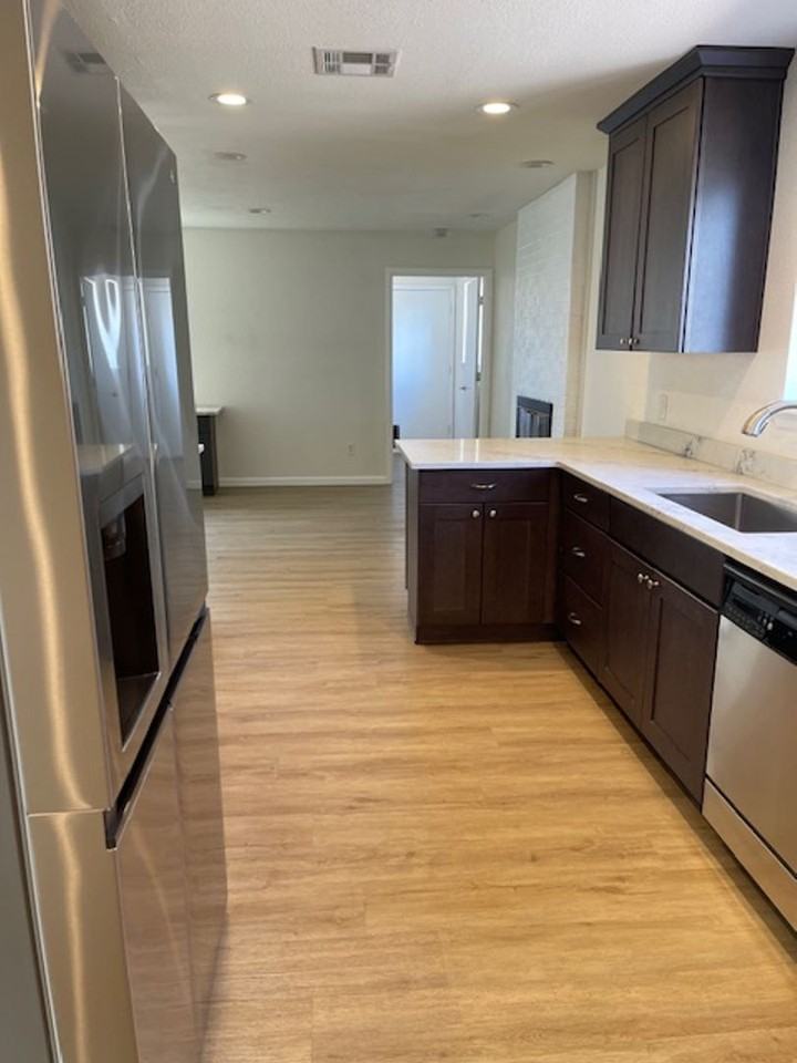 2735 Ardis Dr - Photo 4 of 19