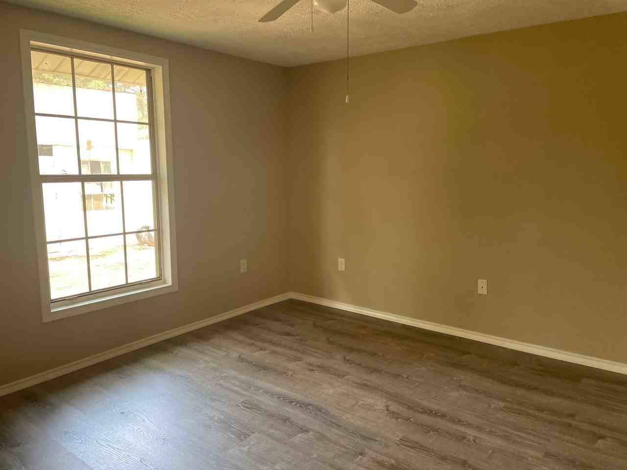 1203 N Lynn St - Photo 3 of 7