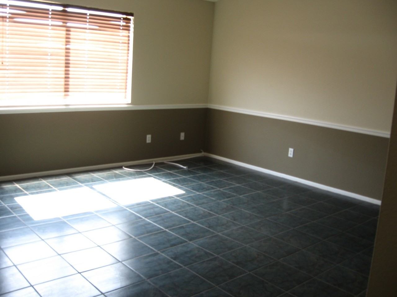 545 W 37th Pl - Photo 3 of 8