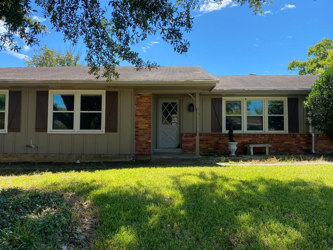 3012 Lansdowne Dr - Photo 2 of 32