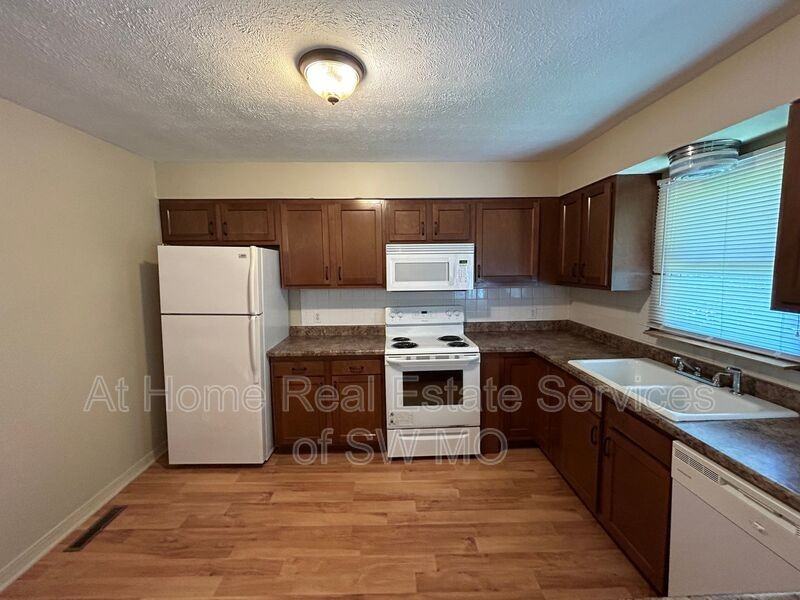 1502 E Berkeley St - Photo 4 of 10