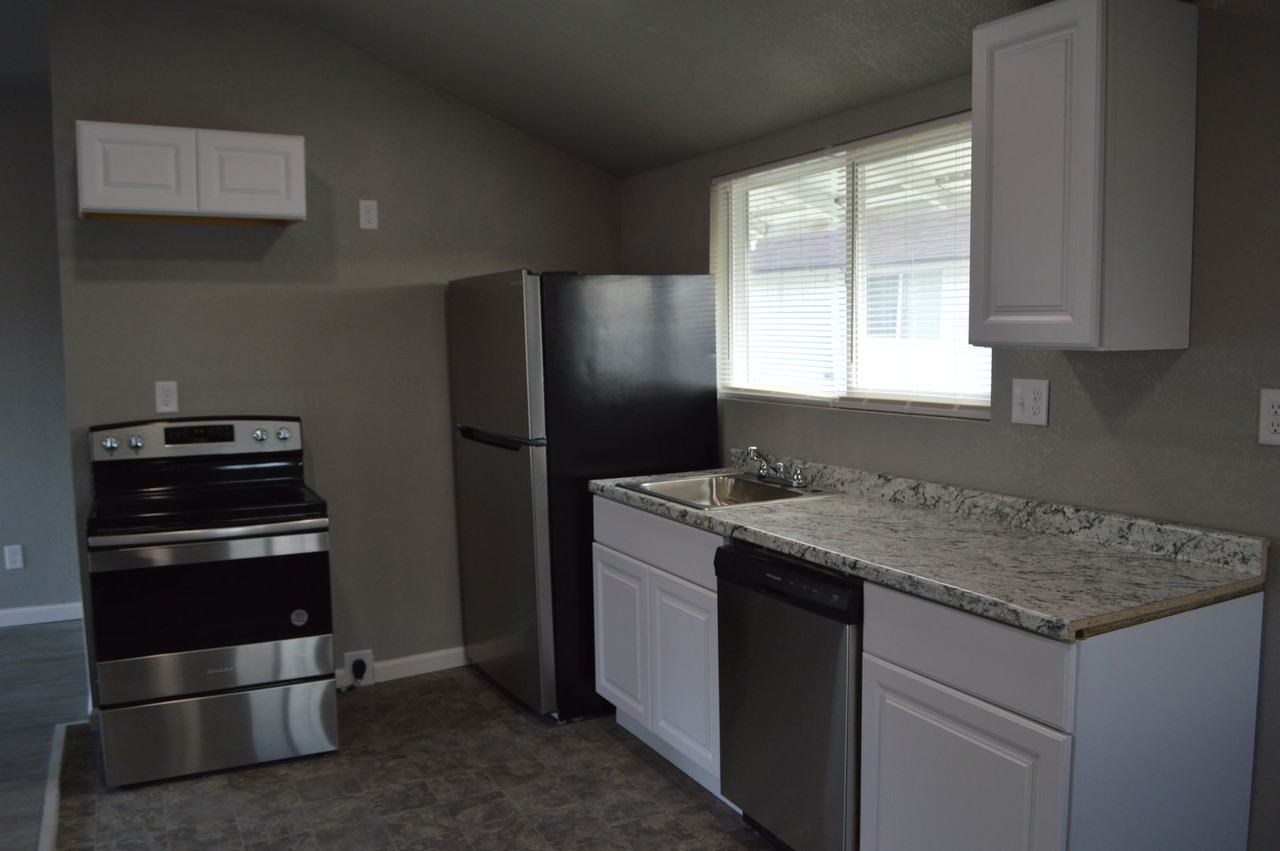 1048 S Wisconsin Ave - Photo 7 of 10