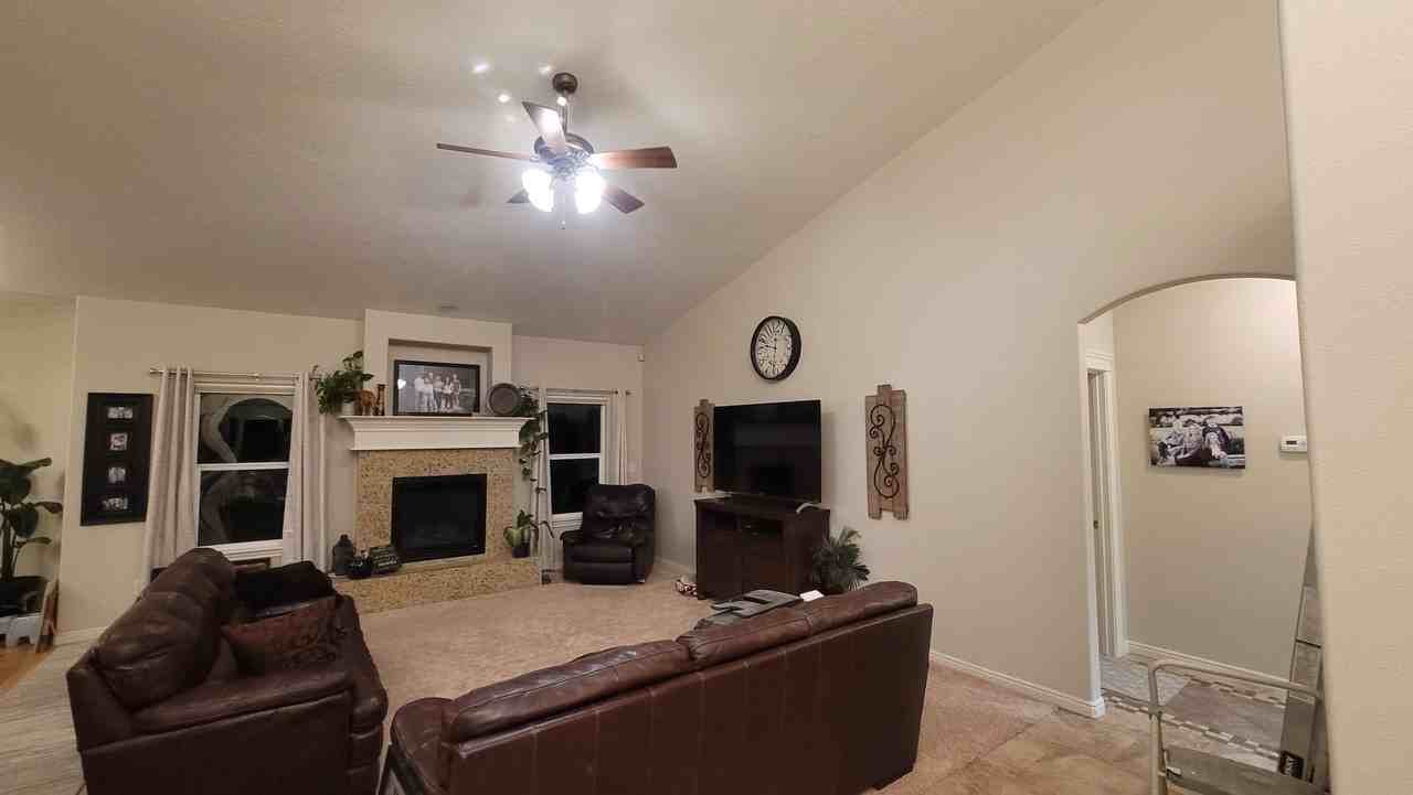 1143 W Tanzanite Dr - Photo 3 of 32