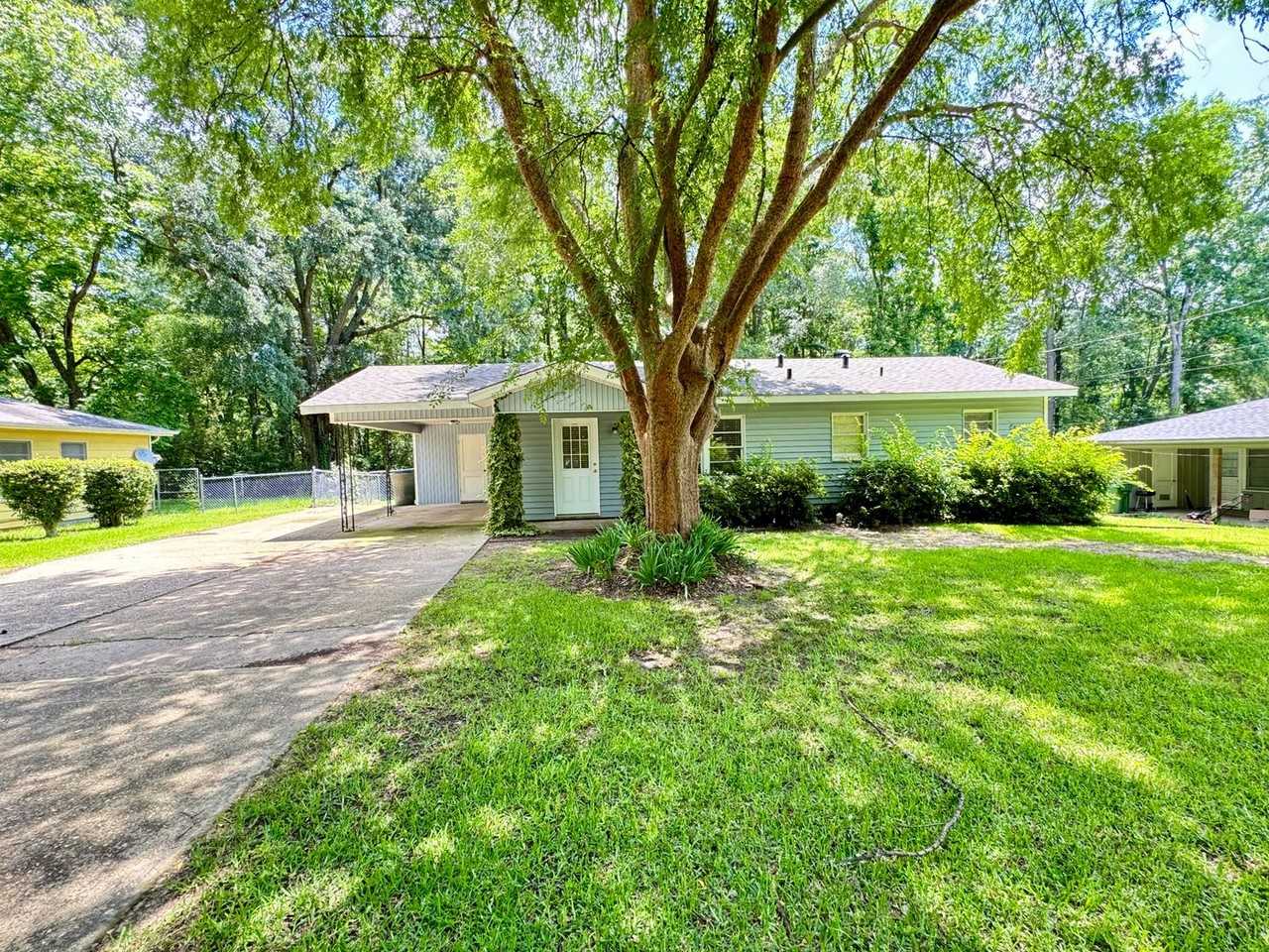 814 Center St - Photo 2 of 21