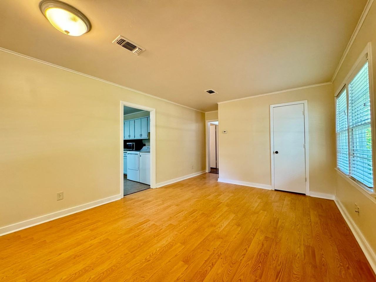 814 Center St - Photo 3 of 21