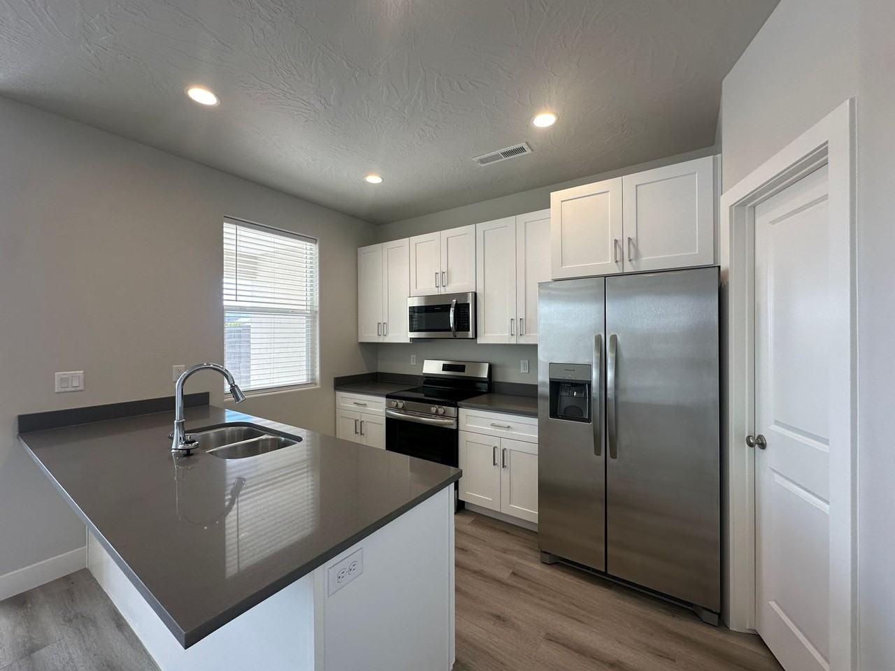 1147 S 4380 W - Photo 6 of 41