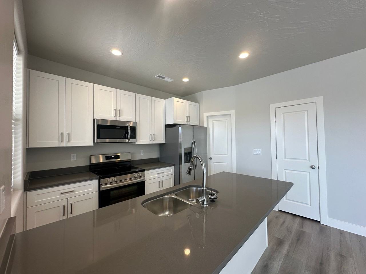 1147 S 4380 W - Photo 7 of 41