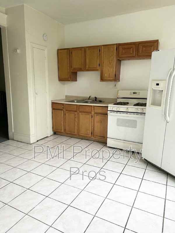 816 W Scott St Lowr Front - Photo 2 of 5